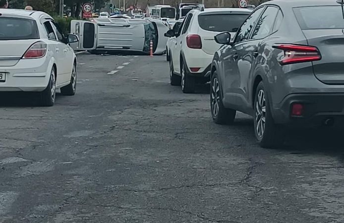 Diyarbakır'da araç takla attı: Yaralılar var