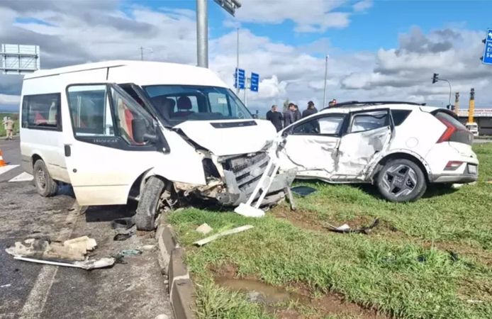 Diyarbakır'da korkutan kaza: Öğrenci servisi otomobille çarpıştı! Yaralılar var