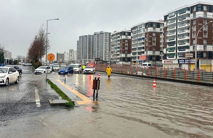 Diyarbakır'ı sel vurdu: Trafik etkilendi, DİSKİ ekipleri müdahale etti