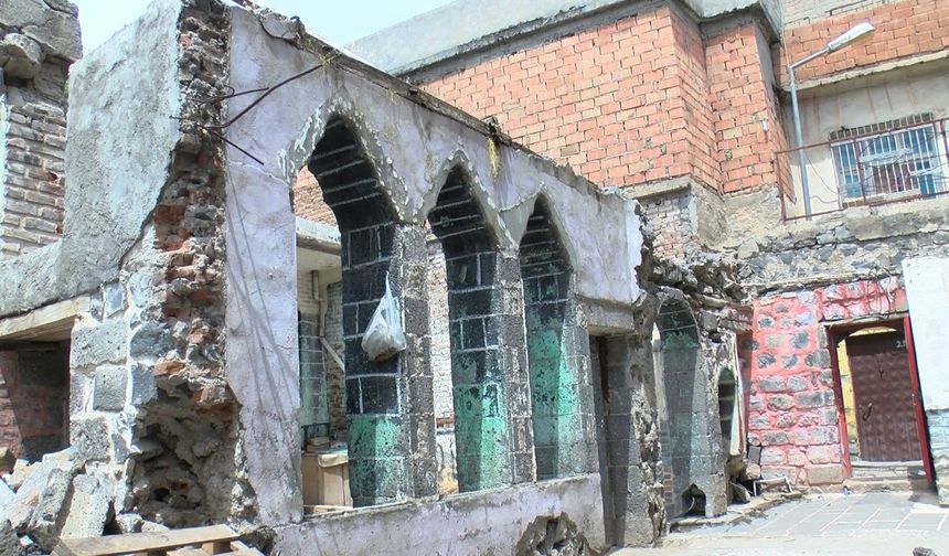 Diyarbakır'da mahalle muhtarı metruk binaları kapattı