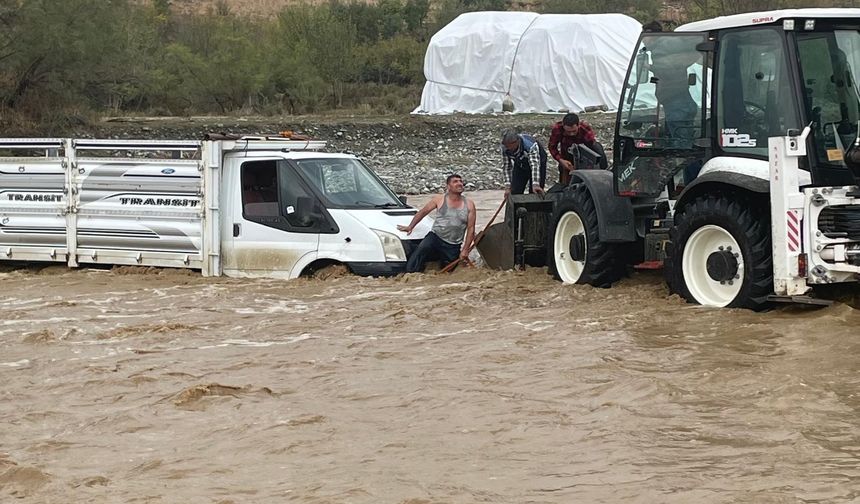 Kulp'ta aşırı yağış sonucu mahsur kalan şoför kurtarıldı