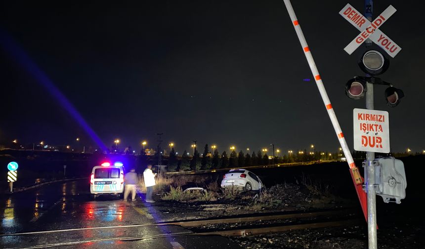 Diyarbakır Sur'da tren ile otomobil çarpıştı