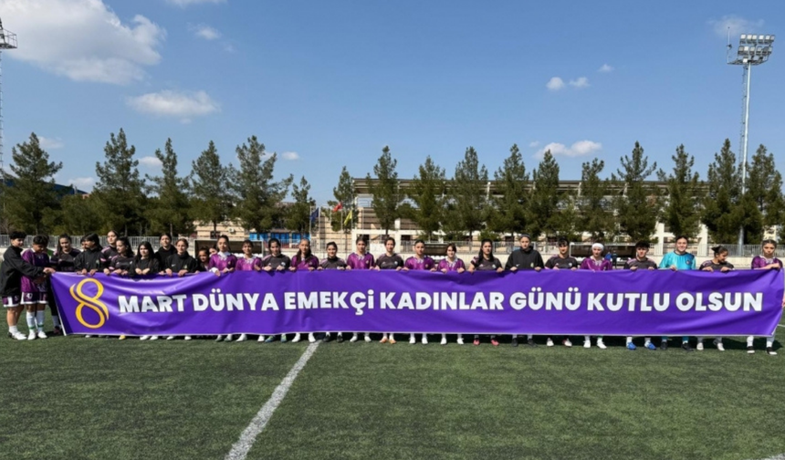 DBB Kadın Futbol Takımı'ndan 8 Mart'a anlamlı pankart!