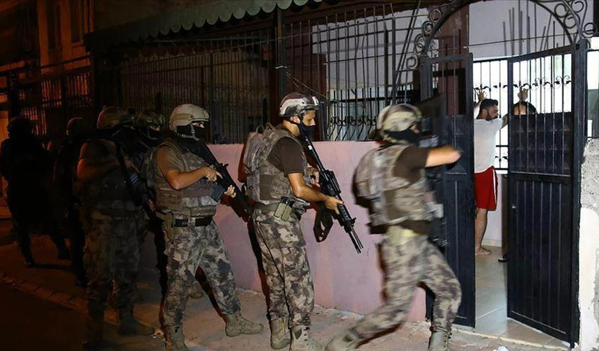 5 yıllık hapis cezasıyla aranan şüpheli baza altında yakayı ele verdi