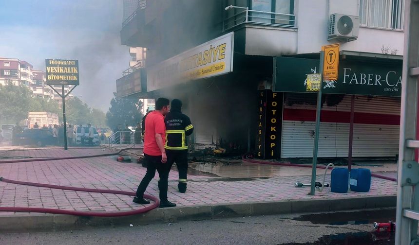 Bağlar’da kırtasiye dükkanında yangın
