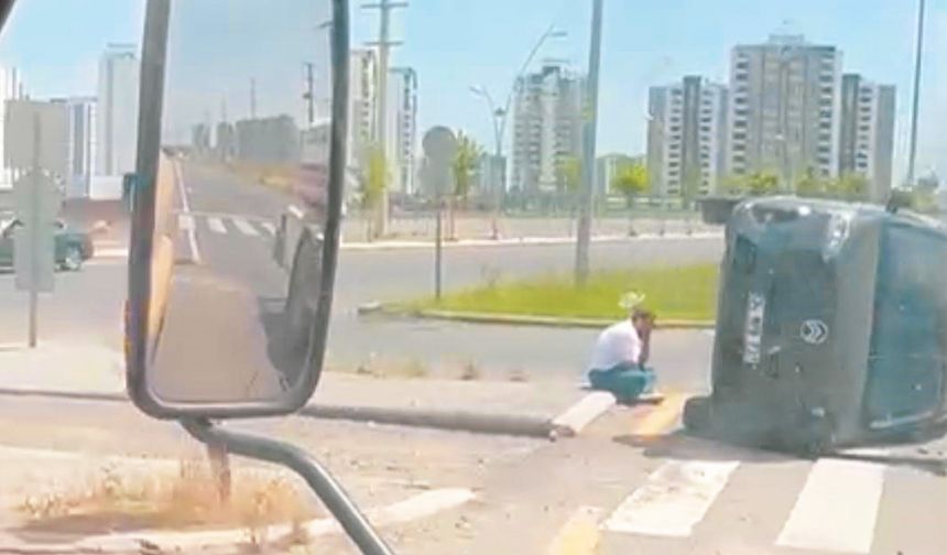 Diyarbakır’da kamyonet yan yattı: Sürücü olay yerinde bekledi