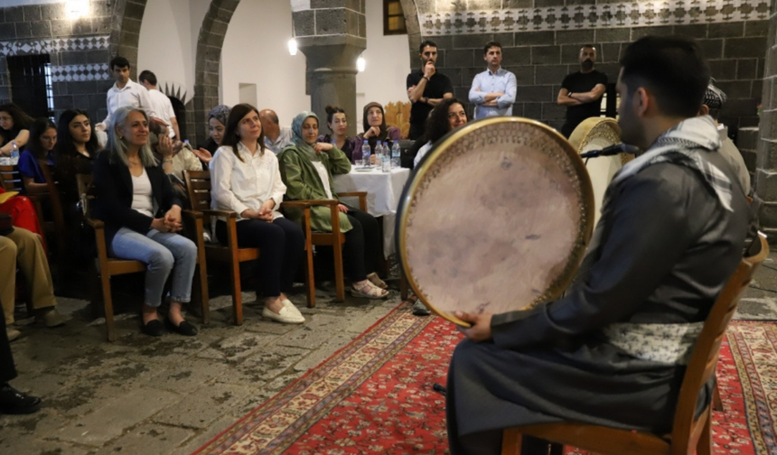 İranlı erbane sanatçıları tarihi defi Diyarbakır’a hediye etti
