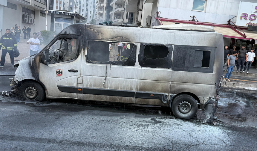 Seyir halindeki minibüs alev topuna döndü!