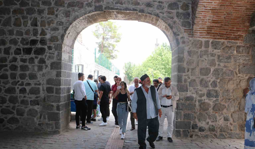 Bayramda yerli ve yabancı turistlerle dolup taştı
