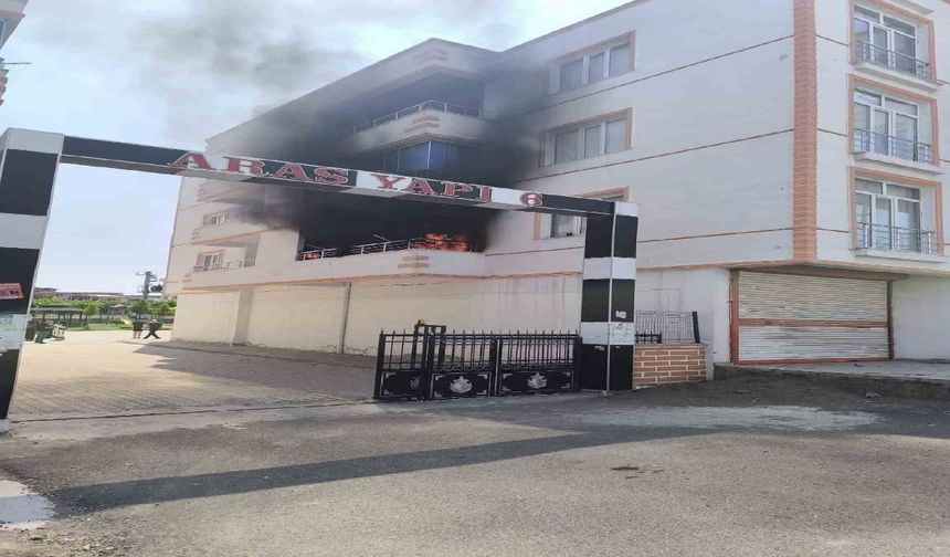 Ergani’de balkon yangını paniğe neden oldu