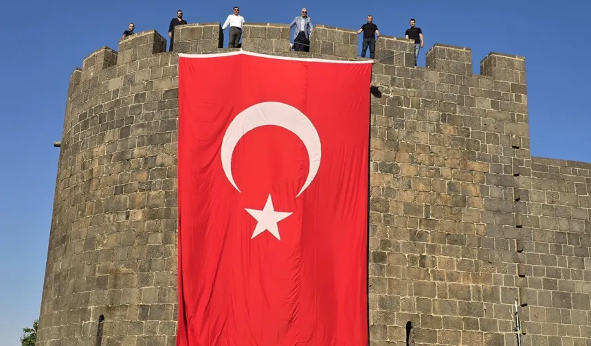 Diyarbakır surlarına bayrak asıldı: Birlik ve beraberlik mesajı verildi
