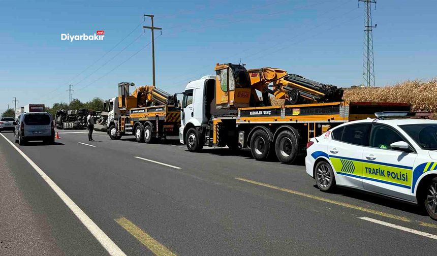 Diyarbakır'da gübre yüklü tır devrildi