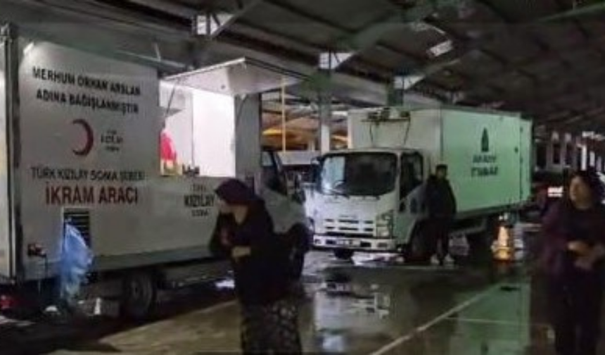 Balıkesir Sındırgı’da deprem korkusu sağanakla birleşti: Vatandaşlar geceyi sokakta geçirdi