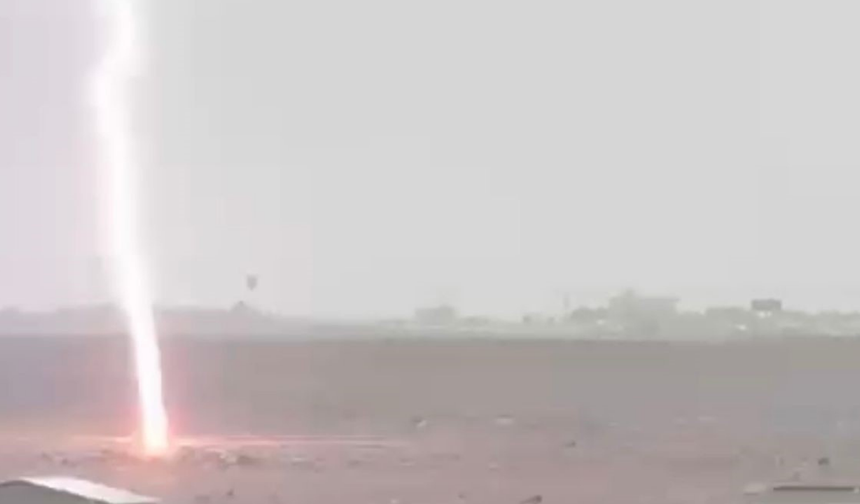 Diyarbakır'da boş araziye yıldırım düştü! O anlar kameraya yansıdı