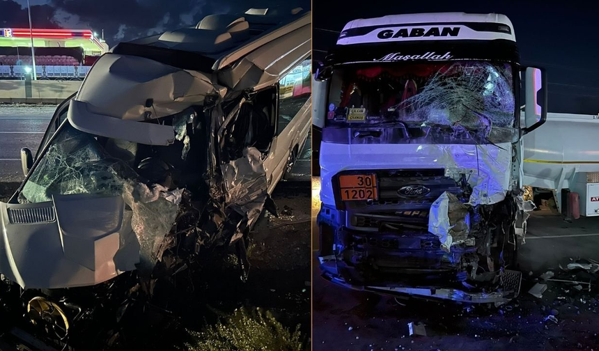 Diyarbakır’da minibüsle tanker kafa kafaya çarpıştı: 1’i ağır 2 yaralı