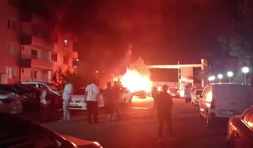 Diyarbakır’da park halindeki otomobil küle döndü!