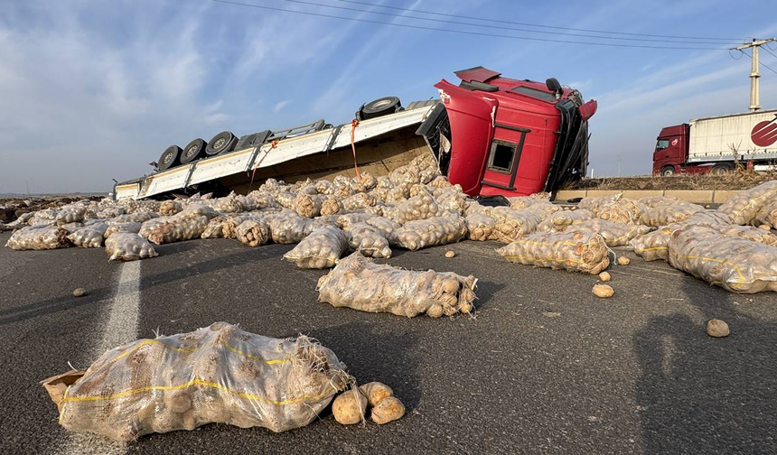 Diyarbakır yolunda patates yüklü tır devrildi, trafik durdu