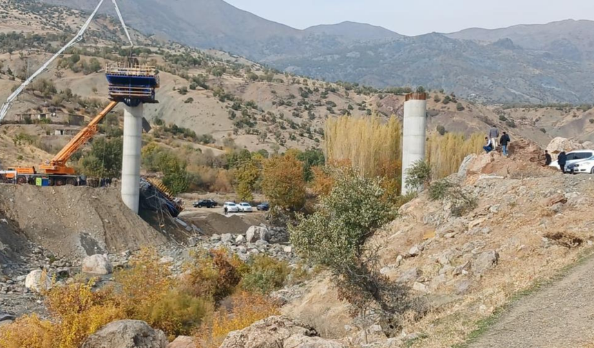 Diyarbakır’da köprü inşaatı çöktü: 2 işçi enkaz altında