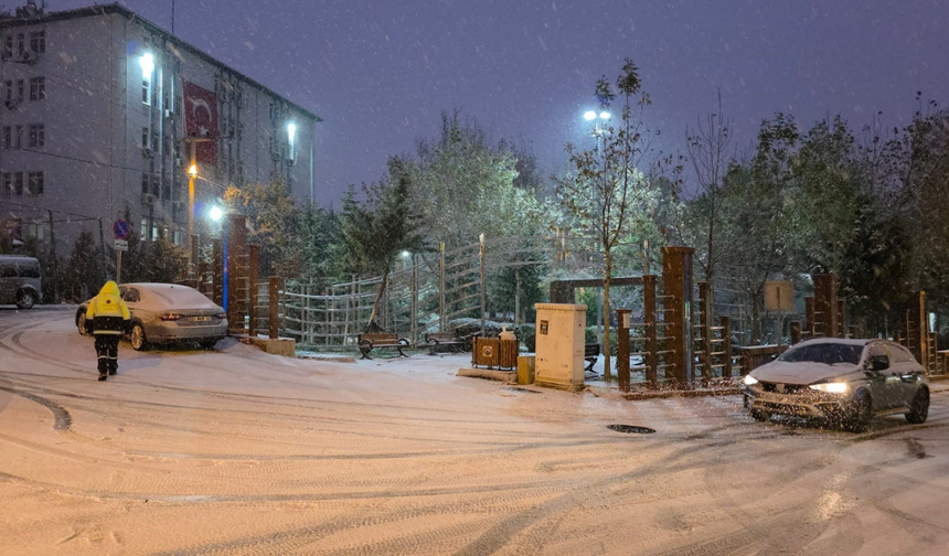 Ergani’de kar ve buzlanma hayatı felç etti: Yollar buz pistine döndü
