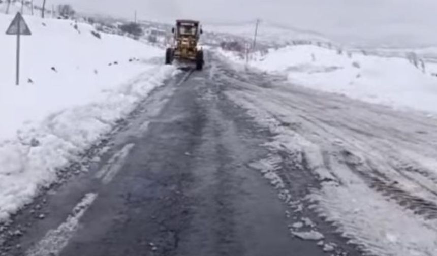 Kar kalınlığı 50 santimetreyi bulmuştu: Çermik'te köy yolları birer birer açılıyor