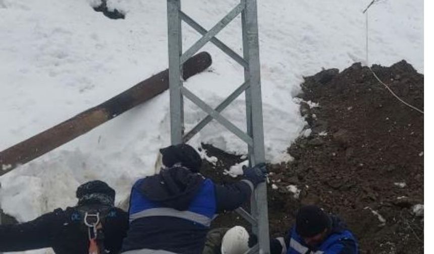 Çüngüş'te elektrik seferberliği: Kar nedeniyle devrilen direkler yeniden dikildi