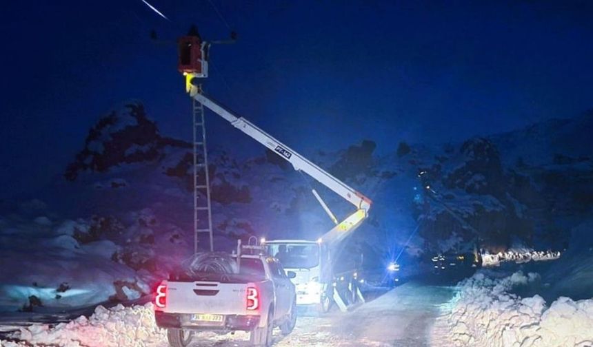 Diyarbakır'da 1 metre karda elektrik seferberliği: 5 bin abonenin enerjisi sağlandı