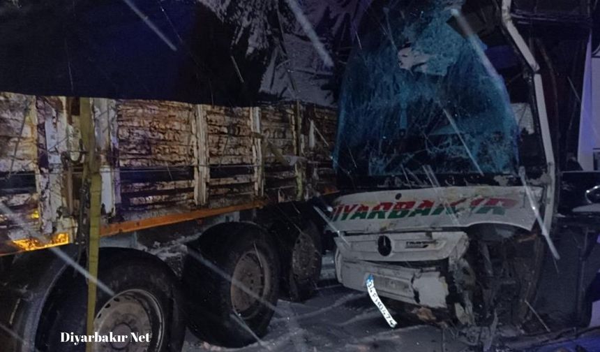 Diyarbakır otobüsü Bingöl'de TIR'a çaptı: Kaza ucuz atlatıldı