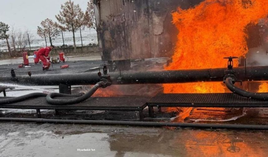 Diyarbakır Eğil'de yürekleri ağza getiren yangın: Petrol havuzu alev aldı