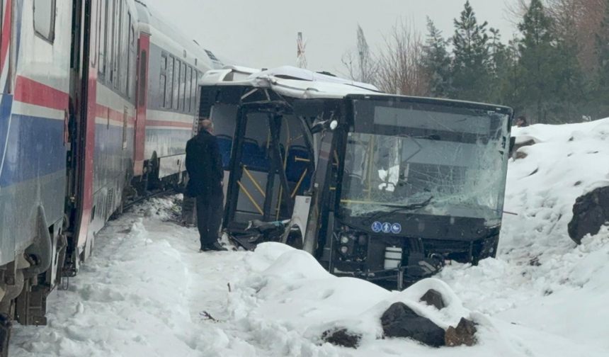 Diyarbakır’da korkutan kaza: Hemzemin geçitte otobüs ile tren çarpıştı