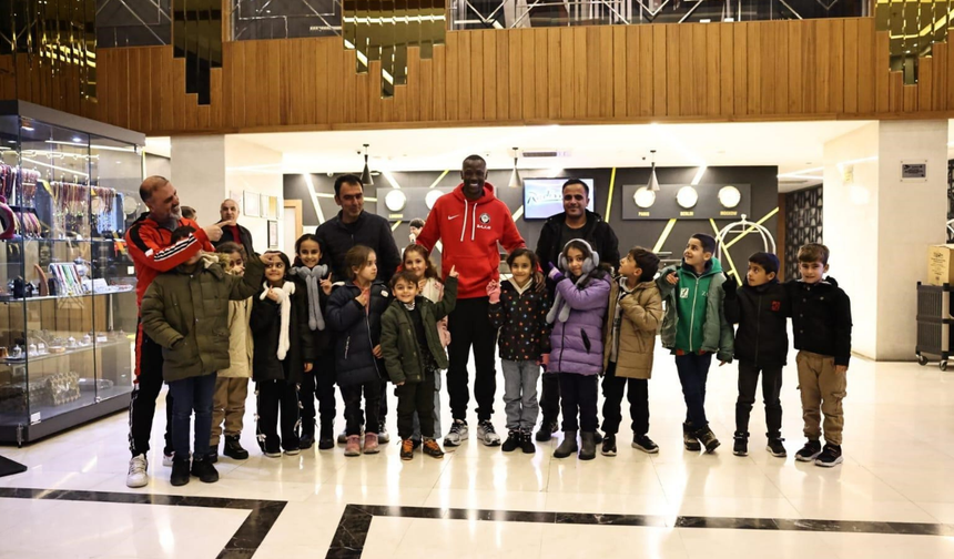 Diyarbakır’da öğrencilere Mame Thiam sürprizi