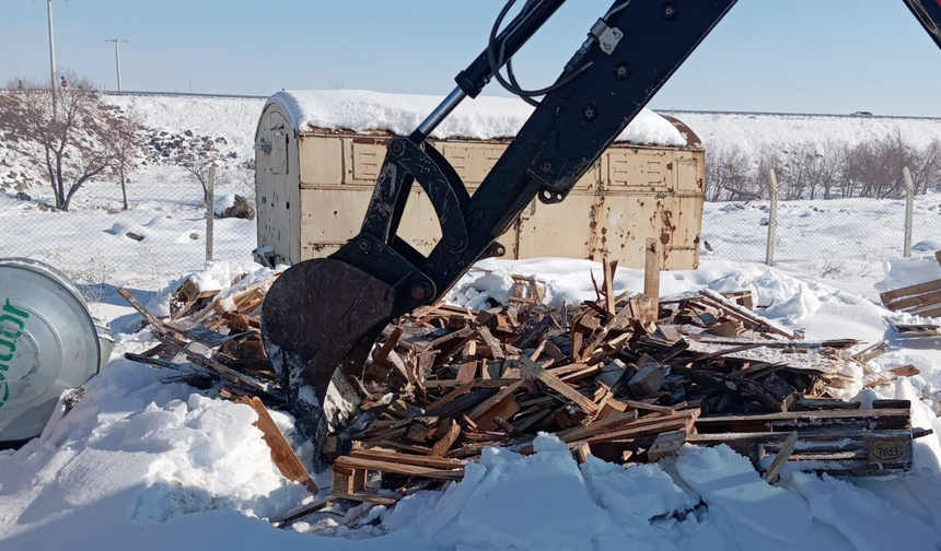 Diyarbakır’da örnek dayanışma: Belediye ekipleri okul için odun kırdı