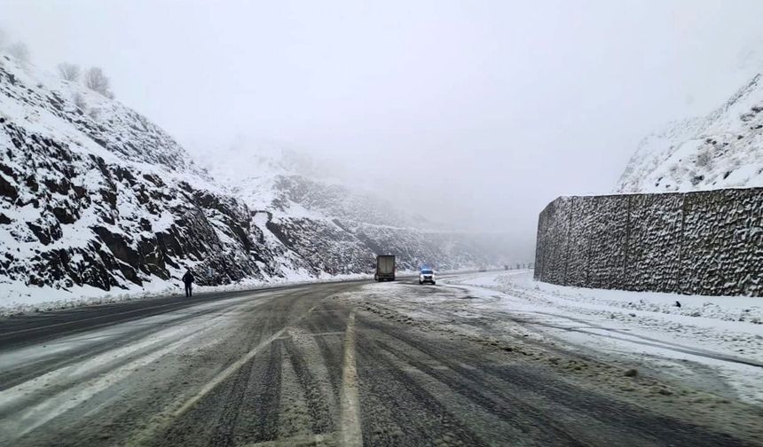 Diyarbakır ile komşu il arasındaki yolda TIR'lara geçiş yok: Sebebi açıklandı