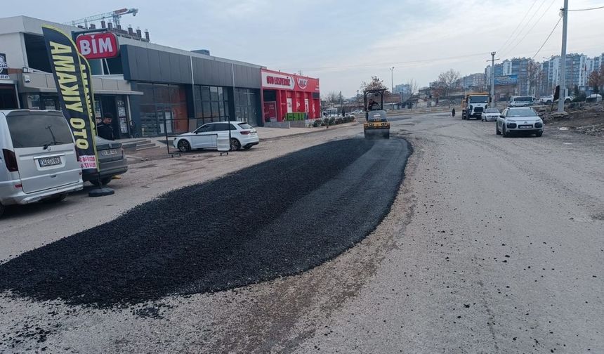 Diyarbakır'da yollara 10 günde 700 ton asfalt ile yama yapıldı