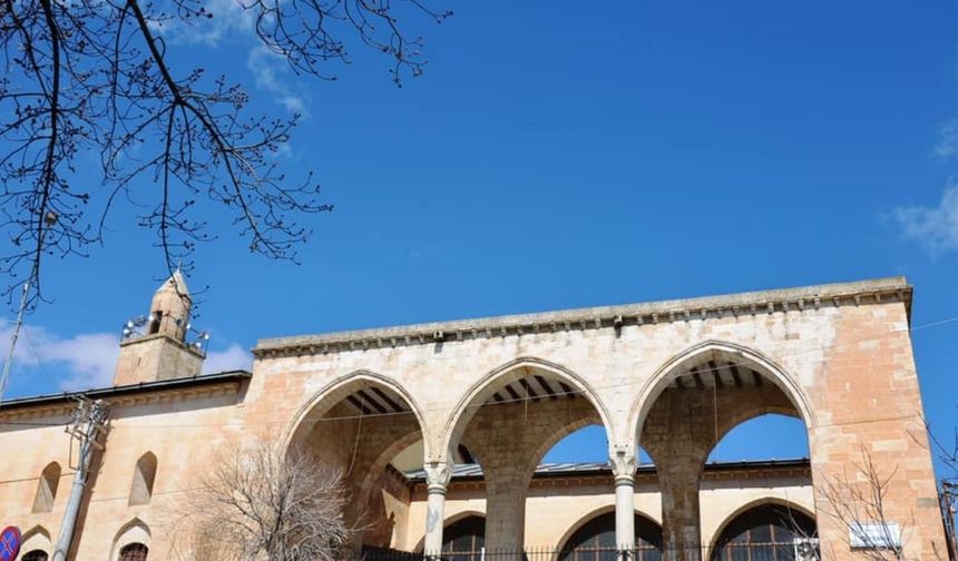 Diyarbakır'daki tarihi hazine: Hani Ulu Camii restorasyon sonrası ibadete açıldı
