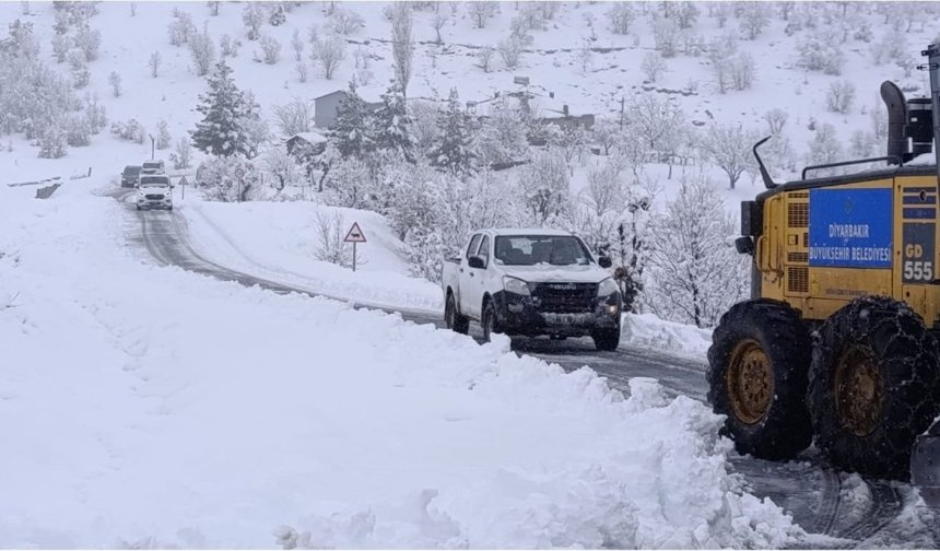 Diyarbakır'ın ilçesinde kar yolları kapattı: Ekipler alarm verdi