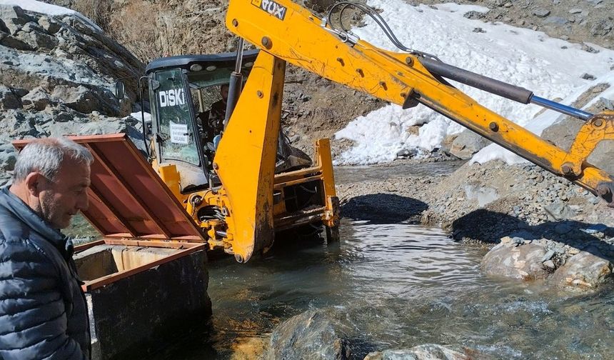 Ekipler 2 metre karda çalıştı: Diyarbakır'da çığ düşen su kaynağı normale döndü