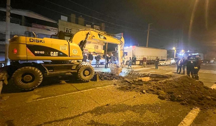 Silvan yolundaki göçük trafikte sıkıntı oluşturdu: DİSKİ ekipleri seferber oldu