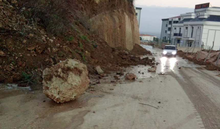 Diyarbakır'da heyelan: Toprak yola savruldu