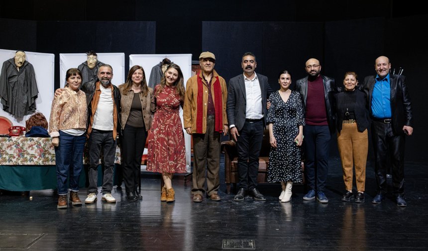 Eşbaşkanlar “Berû” oyununu izledi