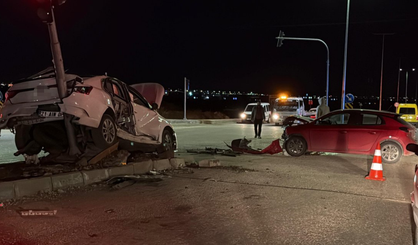Bağlar’da iki otomobil çarpıştı: 3 kişi yaralandı