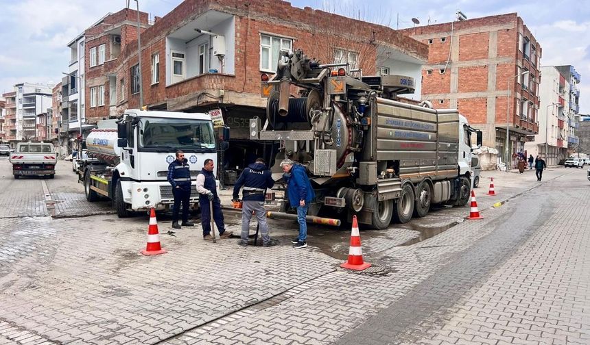 Diyarbakır'ın ilçesinde taşkın riskine önlem: 2 bin metrelik hat temizlendi