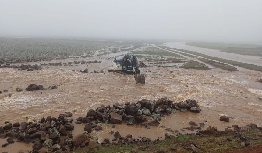 Diyarbakır'ın Çınar ilçesini sel götürdü: Okulları su bastı