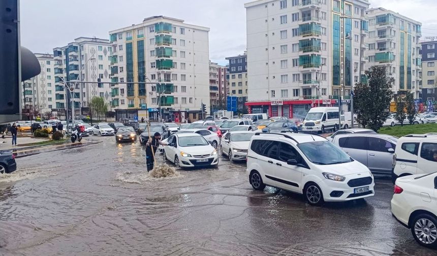 Diyarbakır'da yağmur hayatı felç etti: DİSKİ kapasite artırımına gidecek