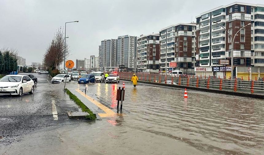 Diyarbakır'ı sel vurdu: Trafik etkilendi, DİSKİ ekipleri müdahale etti