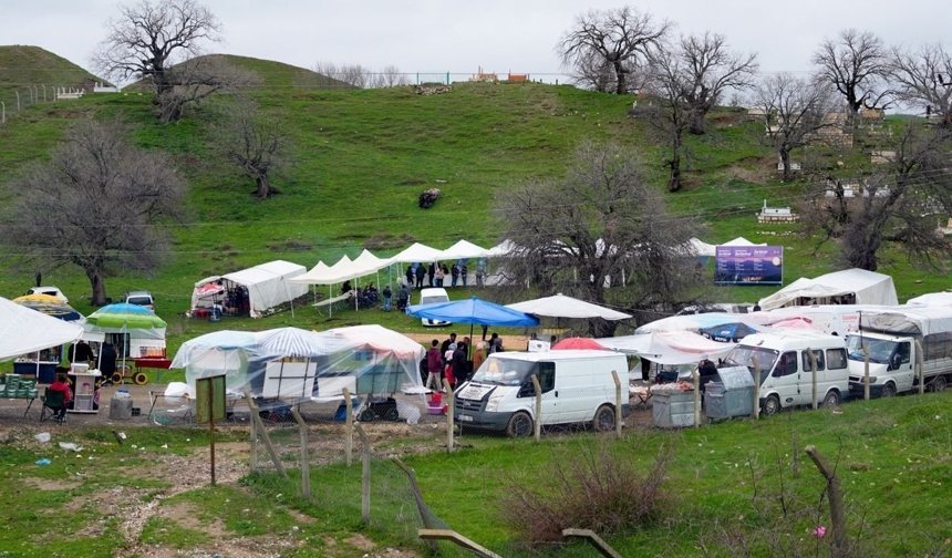 Diyarbakır'da şenlik başladı: Kına, mum ve lokum ikram edildi