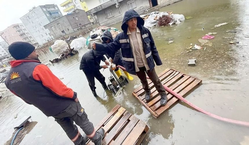 Diyarbakır'da sokaklar göle döndü: Vatandaş yürüyecek yol bulamadı