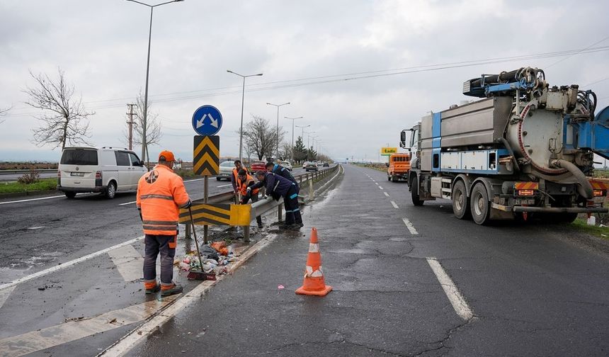 Diyarbakır'da Urfa Bulvarı'nda iki kurumdan ortak mazgal temizliği