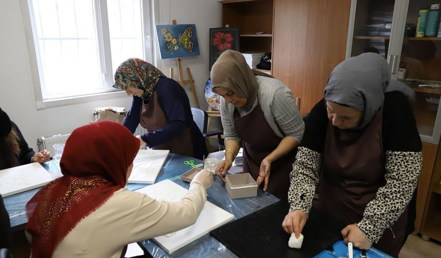 Diyarbakır'da atık malzemeler kadınların elinde sanata dönüşüyor