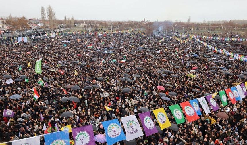 Van Kalesi'nde Newroz rüzgarı: Diyarbakır'ın Eşbaşkanları da katıldı