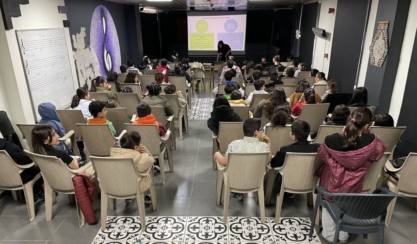 Diyarbakır'da çocuklara akran zorbalığı eğitimi: Film eşliğinde öğrendiler